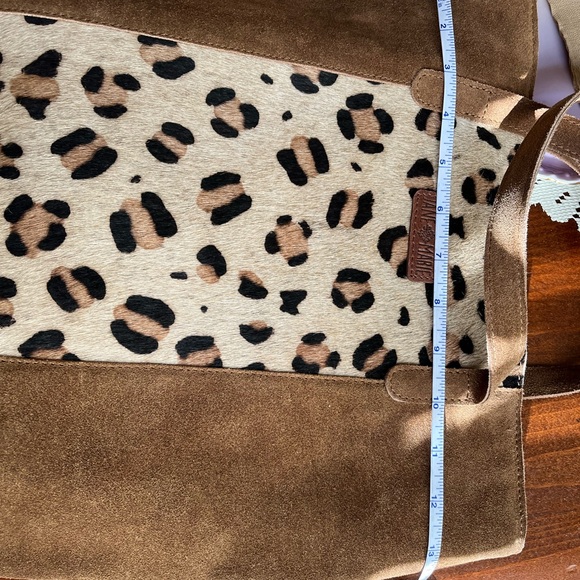 Jane Marie suede leopard print tote with inside pockets - Picture 4 of 6